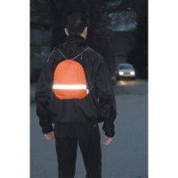Nylon-Rucksack mit Reflektorband - Format 36x40 cm - fluorgelb - Foto bei Dunkelheit